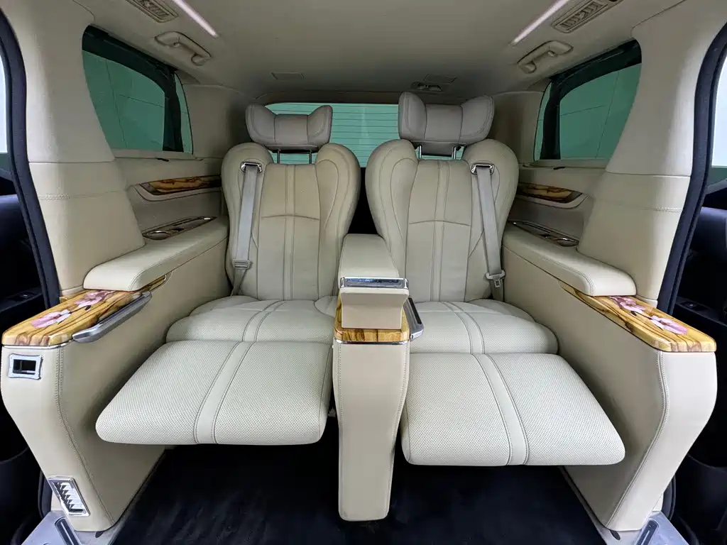 Toyota Alphard 2022 — фото 11