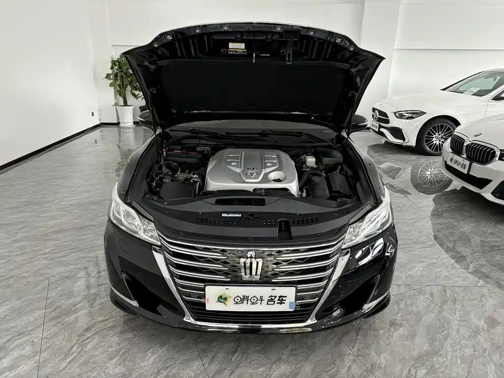 Toyota Crown 2017 — фото 15