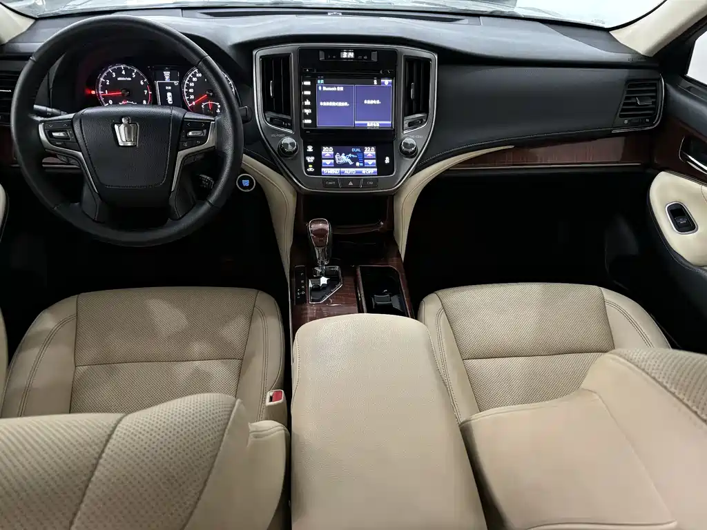 Toyota Crown 2017 — фото 13