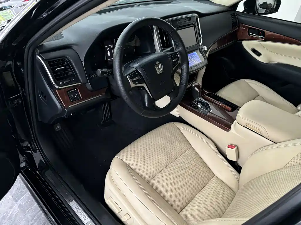 Toyota Crown 2017 — фото 11
