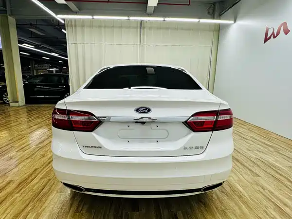 Ford Taurus 2015