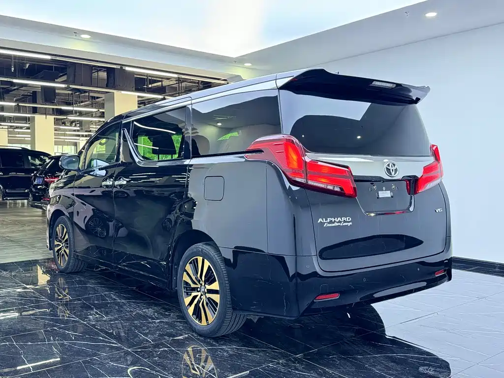 Toyota Alphard 2022 — фото 18