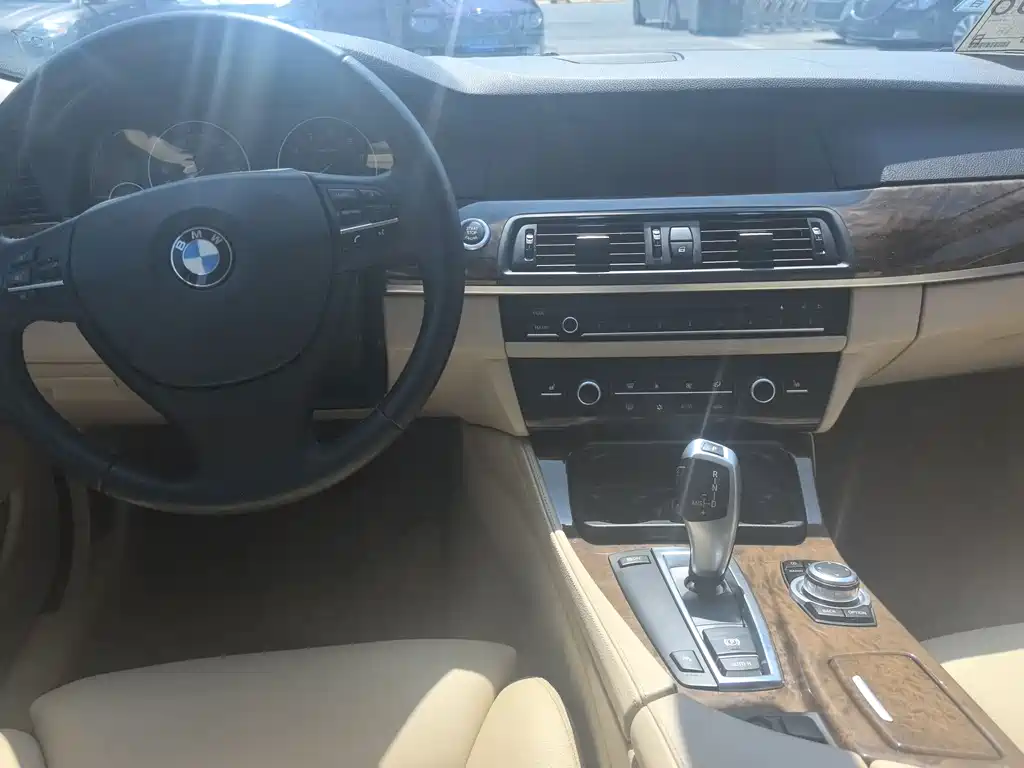 BMW 5 Series 2011 — фото 10