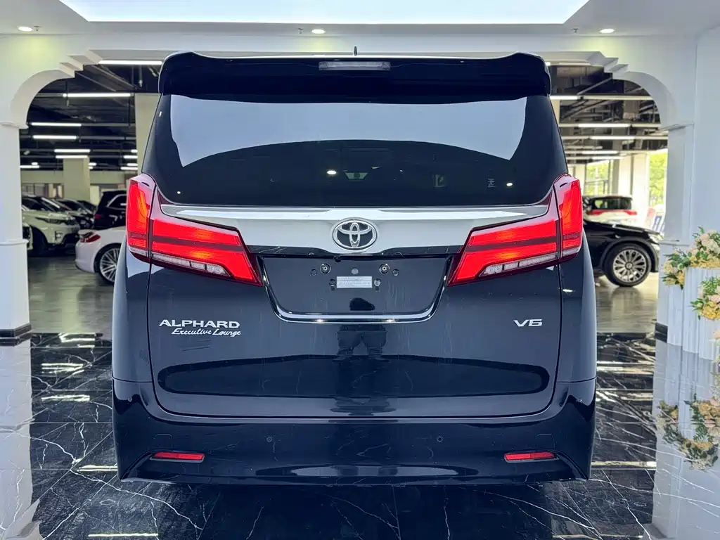 Toyota Alphard 2022 — фото 19