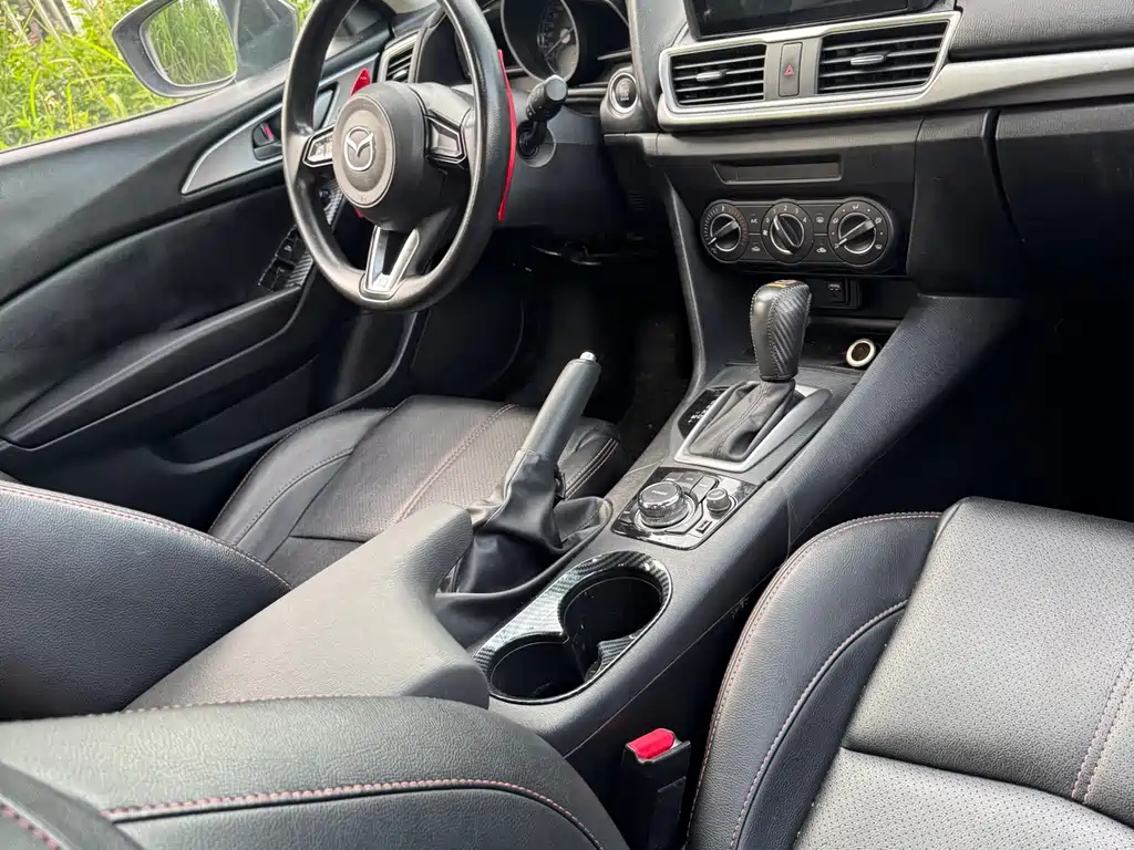 Mazda 3 Axela 2019 — фото 12