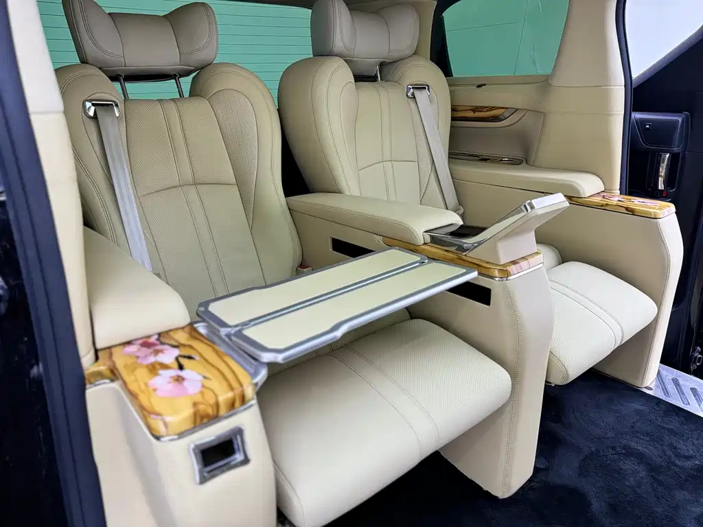 Toyota Alphard 2022 — фото 13