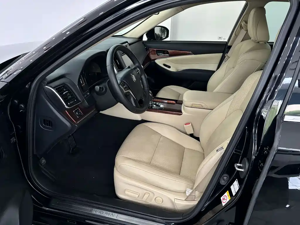 Toyota Crown 2017 — фото 12