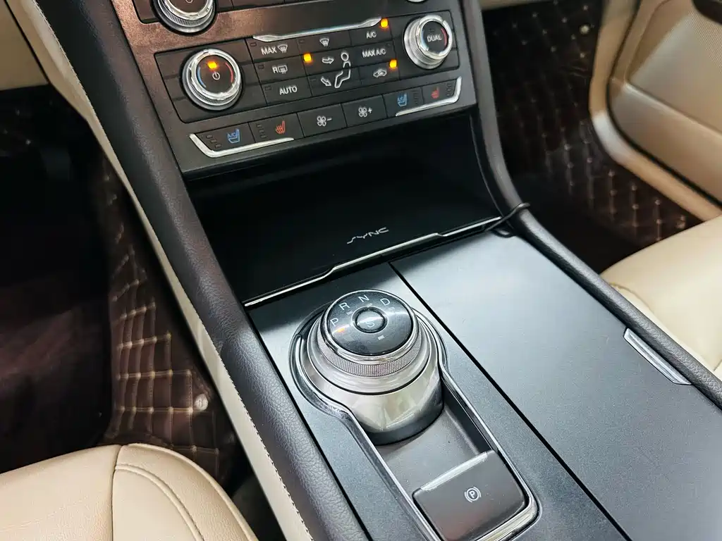Ford Taurus 2016 — фото 16
