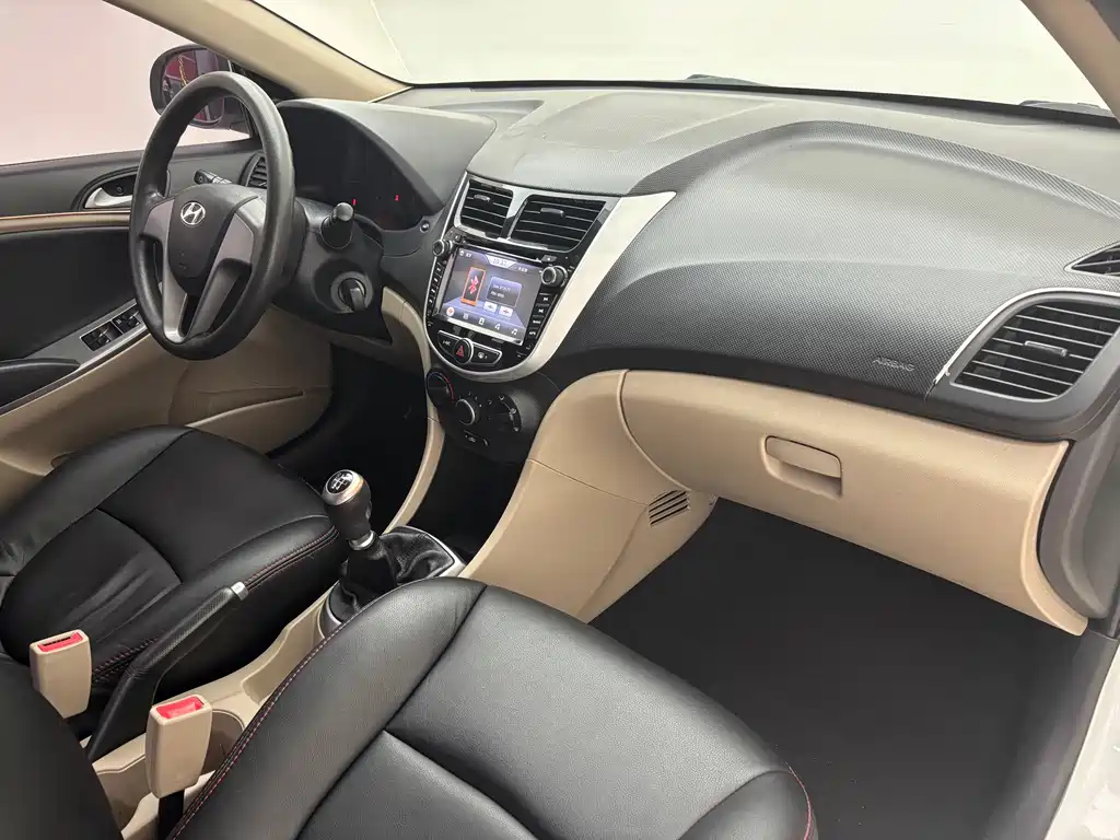 Hyundai Verna 2015 — фото 10