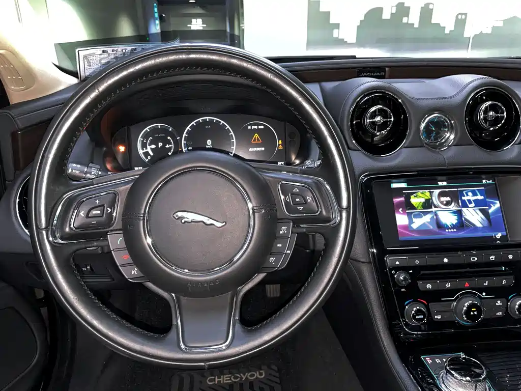Jaguar XJ 2017 — фото 14