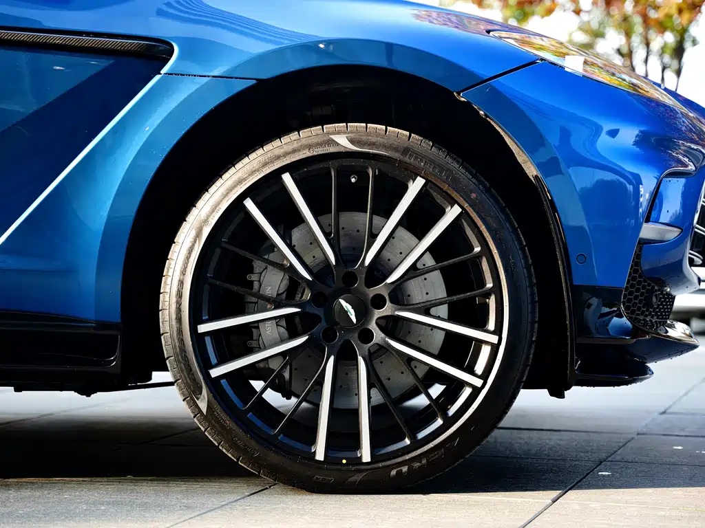 Aston Martin DBX 2025 — фото 2