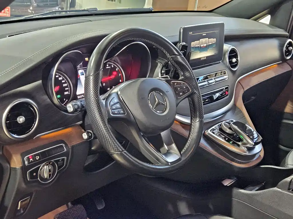 Mercedes-Benz V-Class 2018 — фото 9