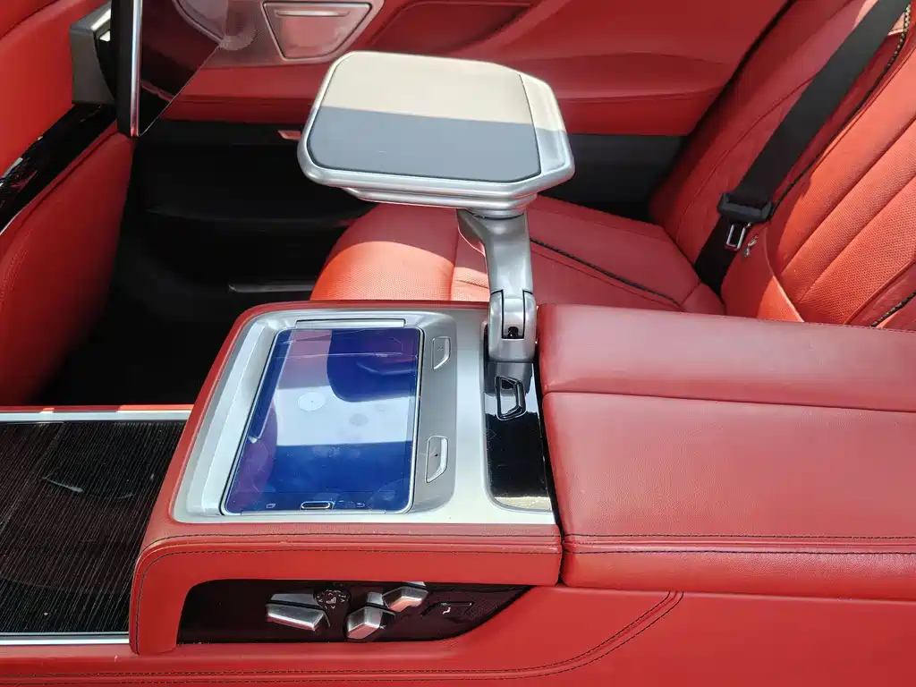 BMW 7 Series 2017 — фото 18