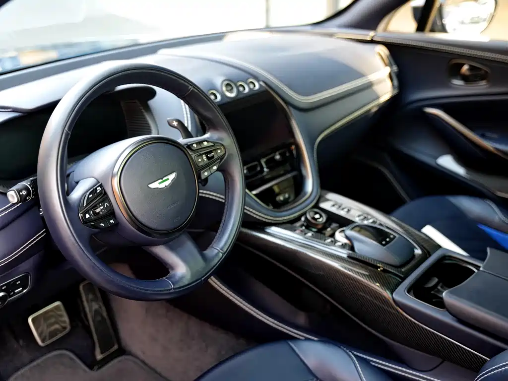 Aston Martin DBX 2025 — фото 4