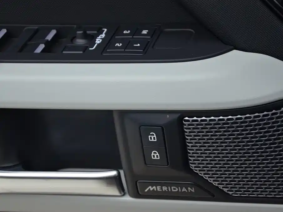 Land Rover Defender 2023 — фото 11