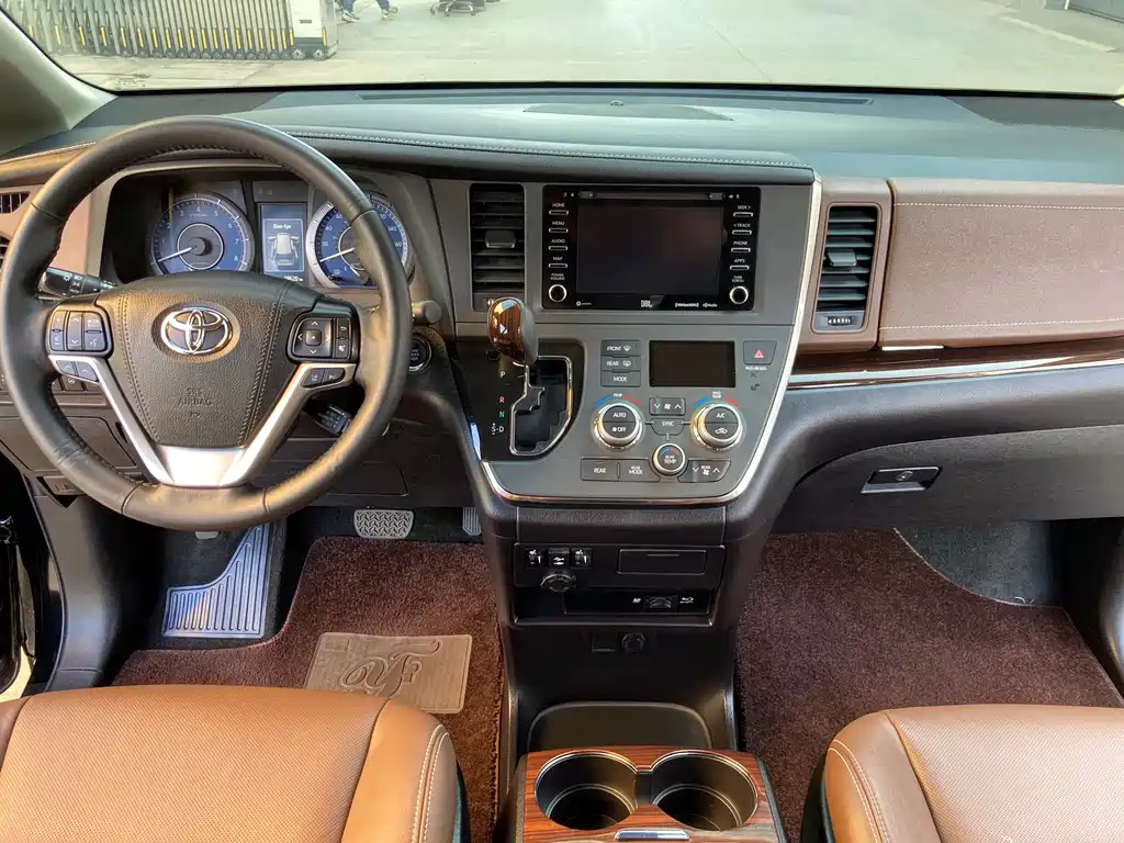 Toyota Sienna 2019 — фото 10