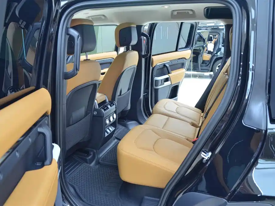 Land Rover Defender 2023