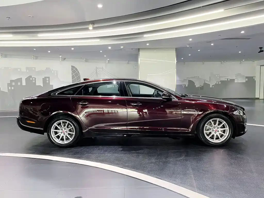 Jaguar XJ 2017 — фото 6