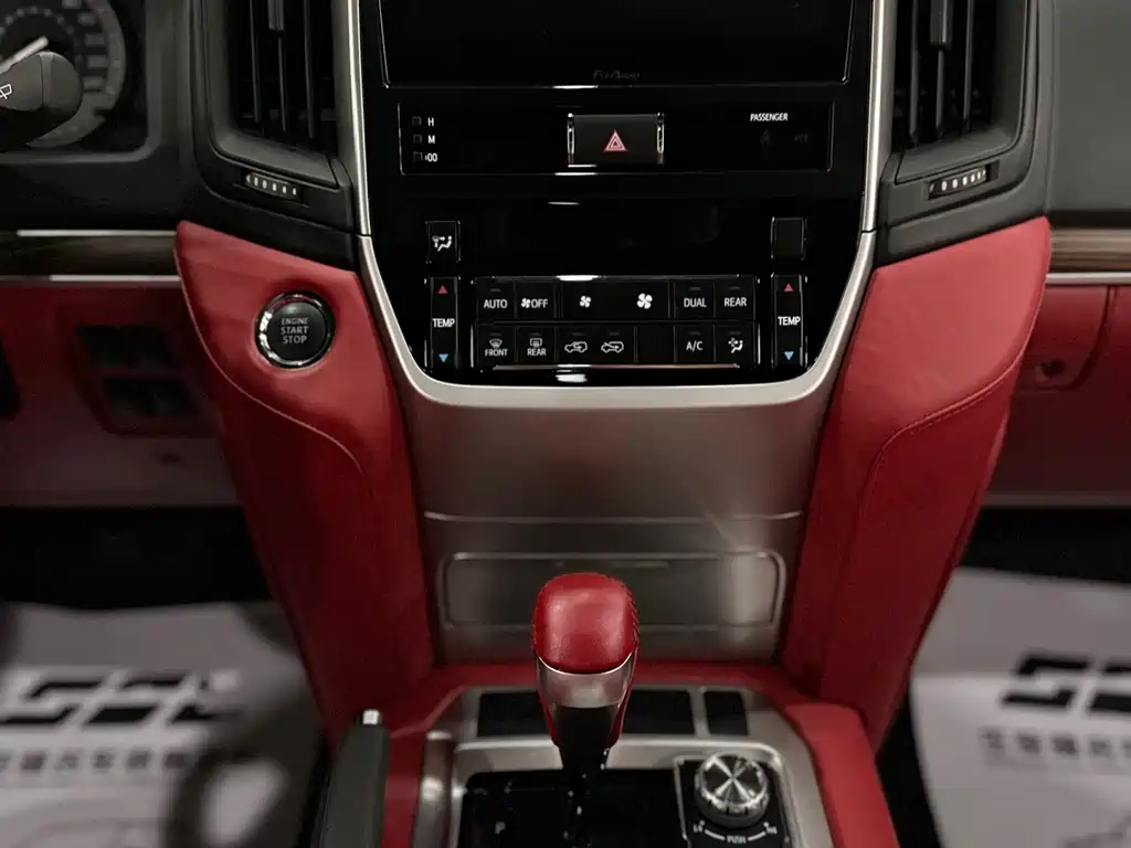 Toyota Land Cruiser 2020 — фото 12