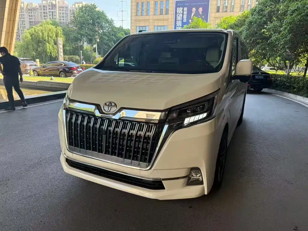Toyota Hiace 2024 — фото 1