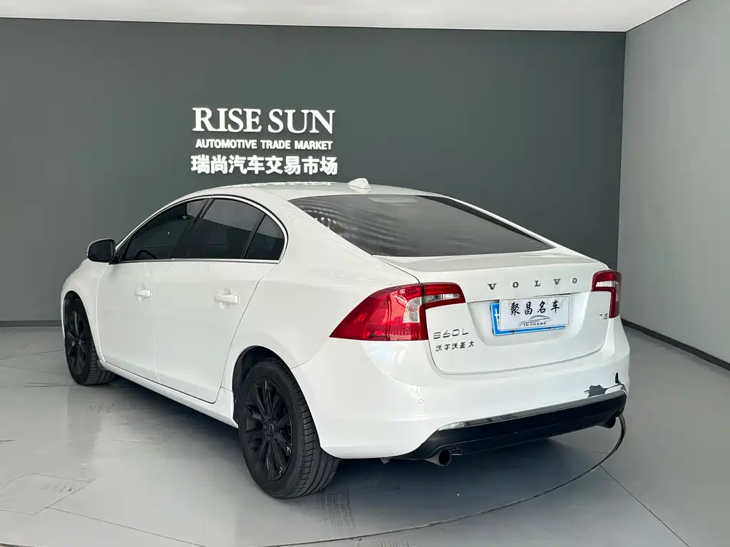 Volvo S60 2019 — фото 14