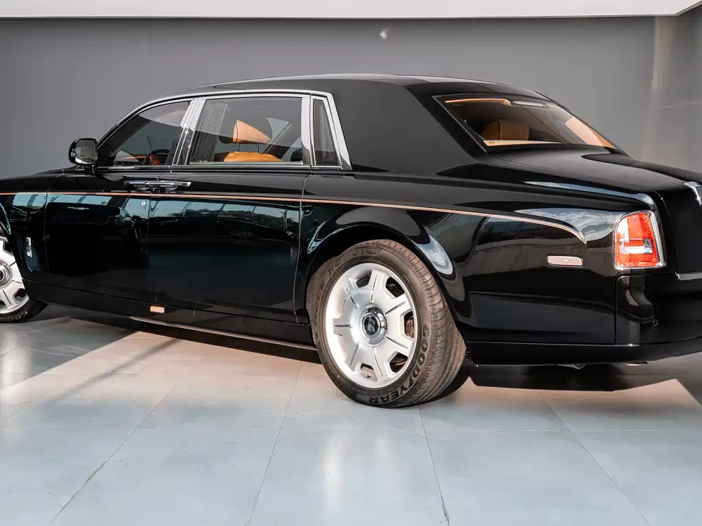 Rolls-Royce Phantom 2016 — фото 28