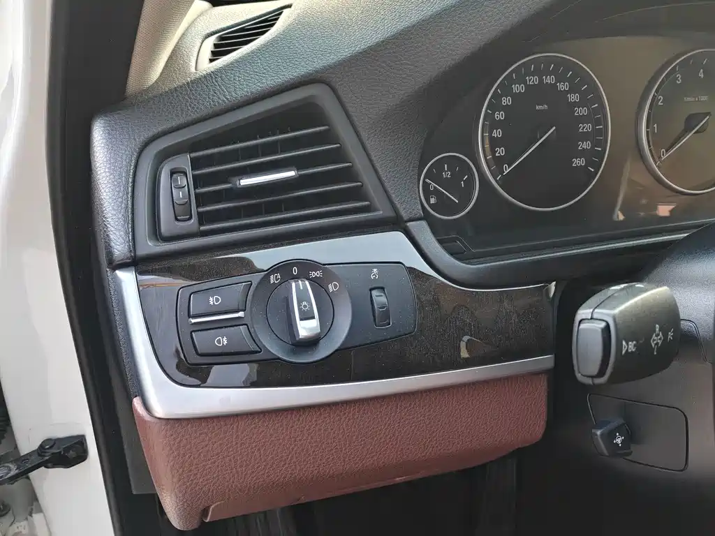 BMW 5 Series 2014 — фото 10