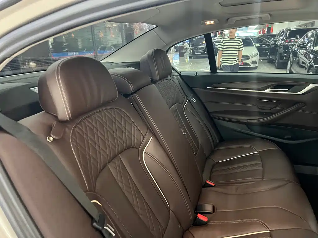BMW 5 Series 2018 — фото 29