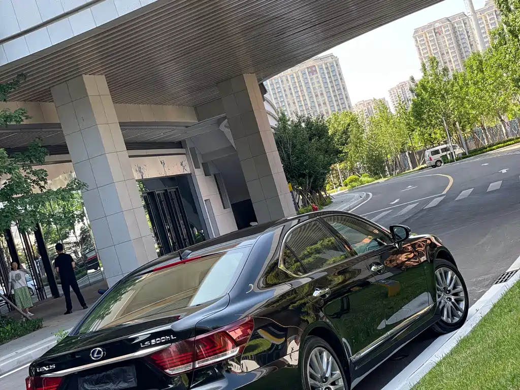 Lexus LS 2014 — фото 12