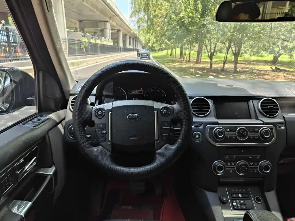 Land Rover Discovery 2014 — фото 15