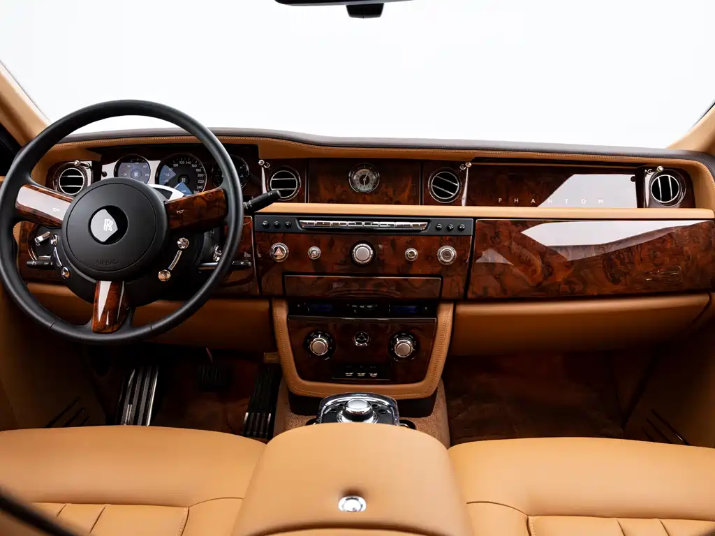 Rolls-Royce Phantom 2016 — фото 11