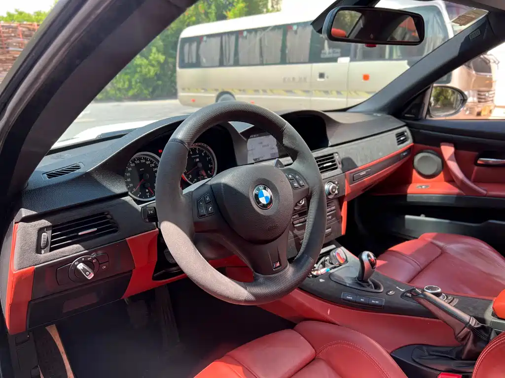 BMW M3 2010 — фото 9