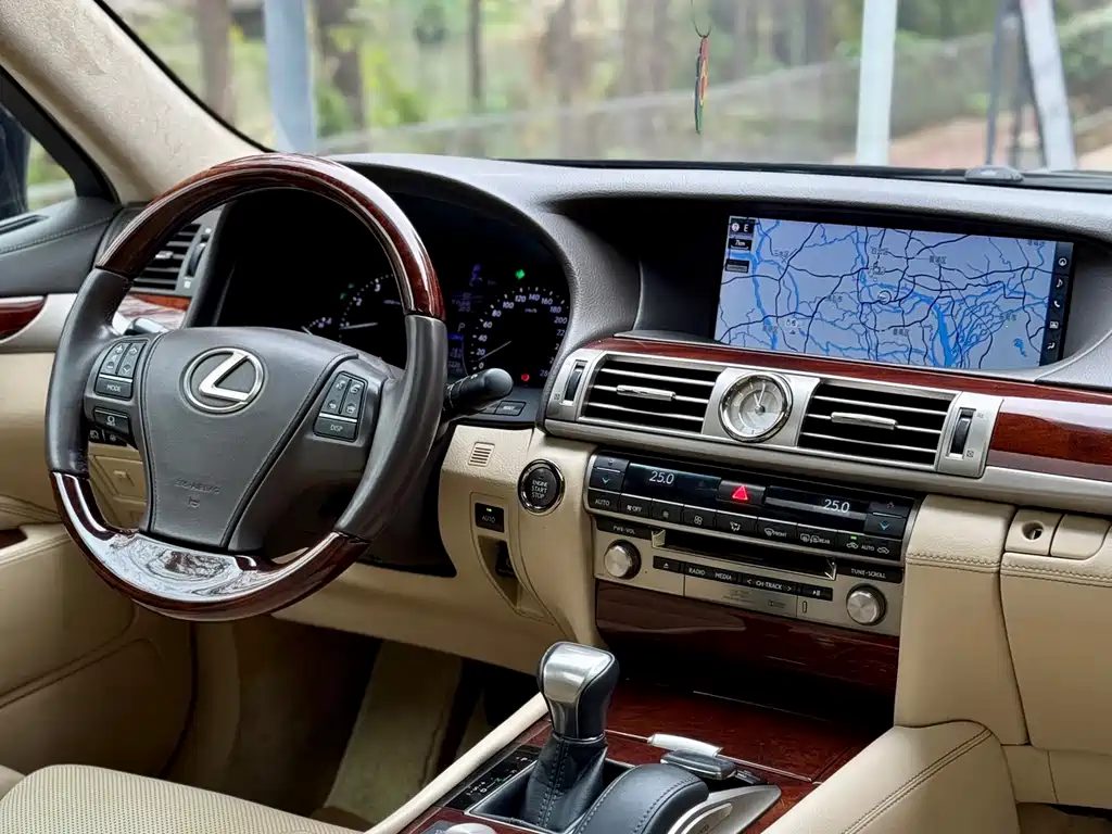 Lexus LS 2015 — фото 10