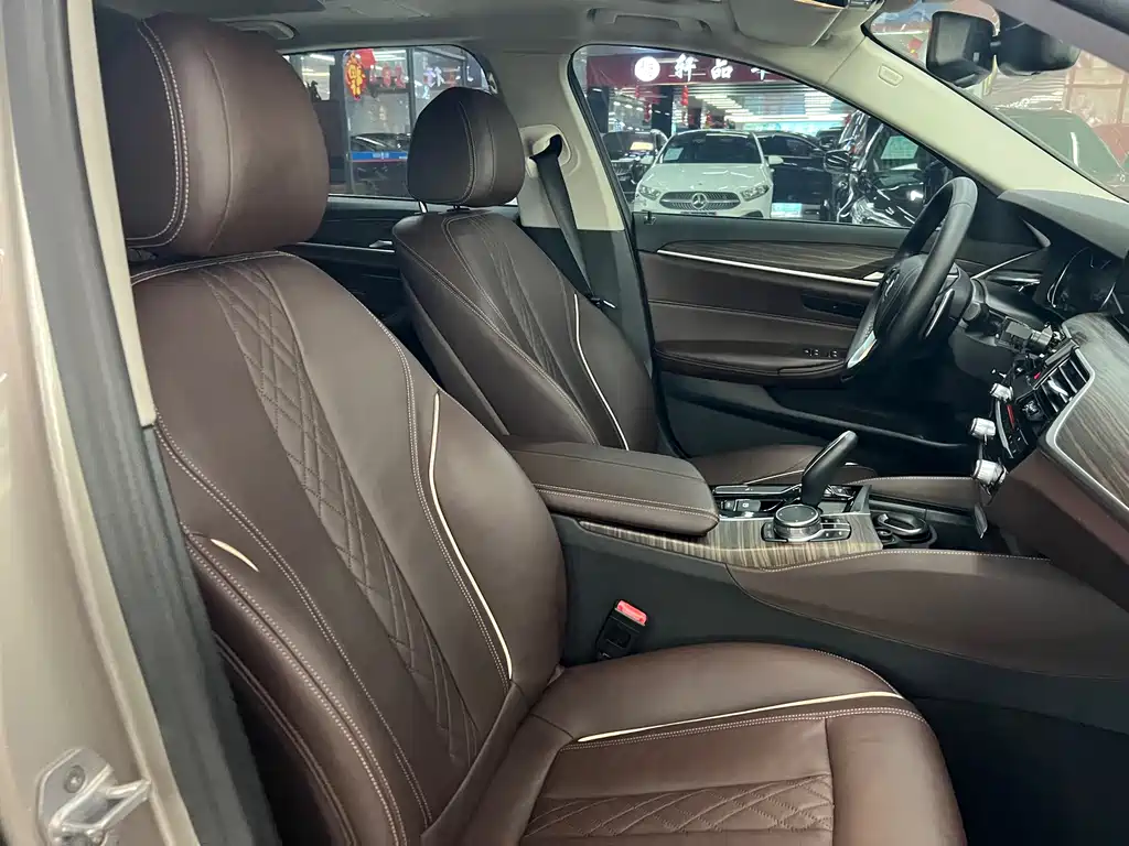 BMW 5 Series 2018 — фото 34