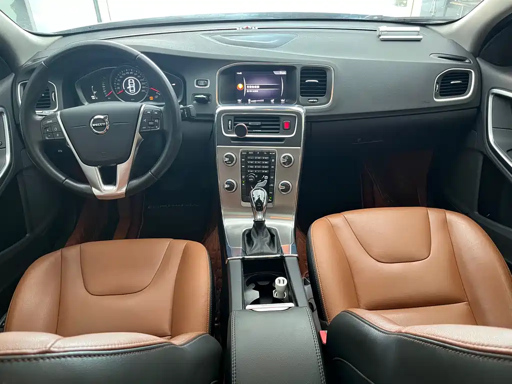 Volvo S60 2019 — фото 10