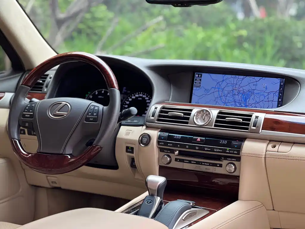 Lexus LS 2015 — фото 11