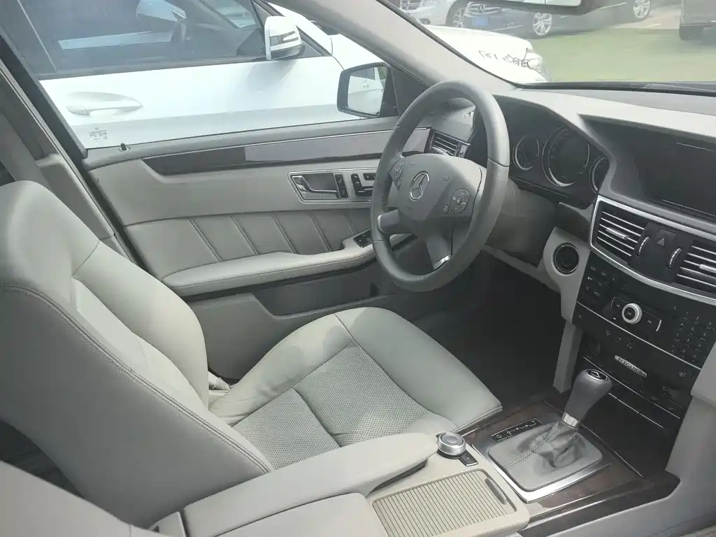 Mercedes-Benz E-Class 2010 — фото 15