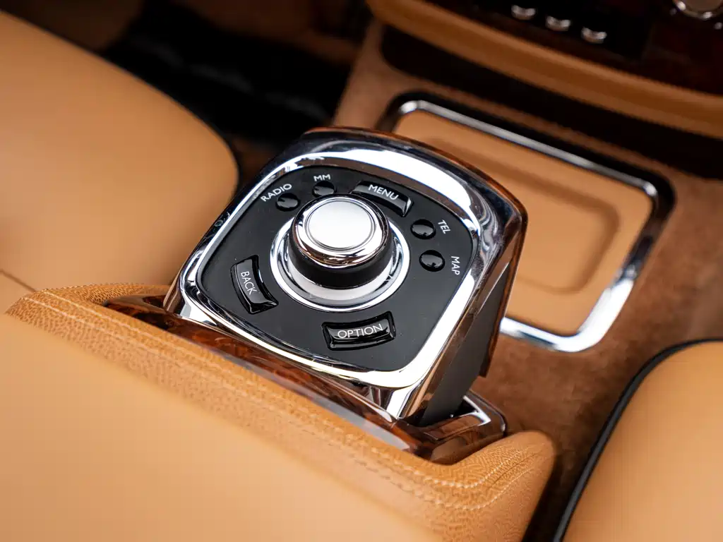 Rolls-Royce Phantom 2016 — фото 15