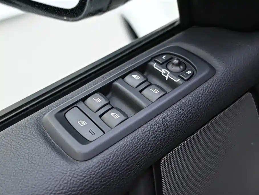 Land Rover Discovery 2016 — фото 15