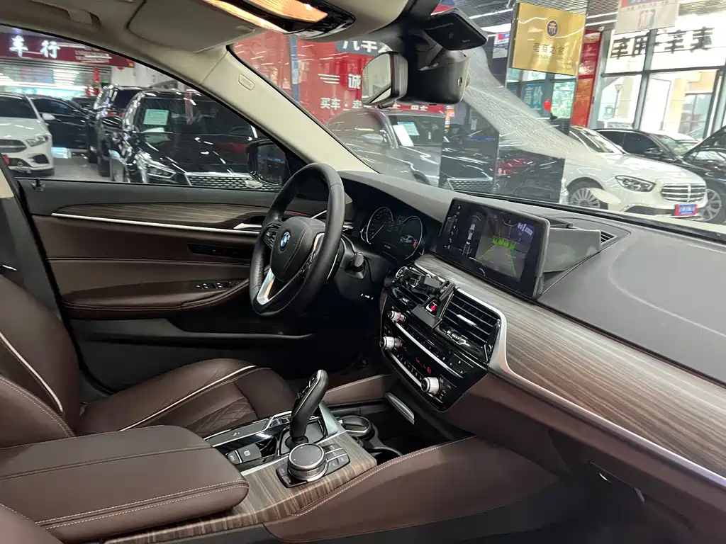 BMW 5 Series 2018 — фото 35
