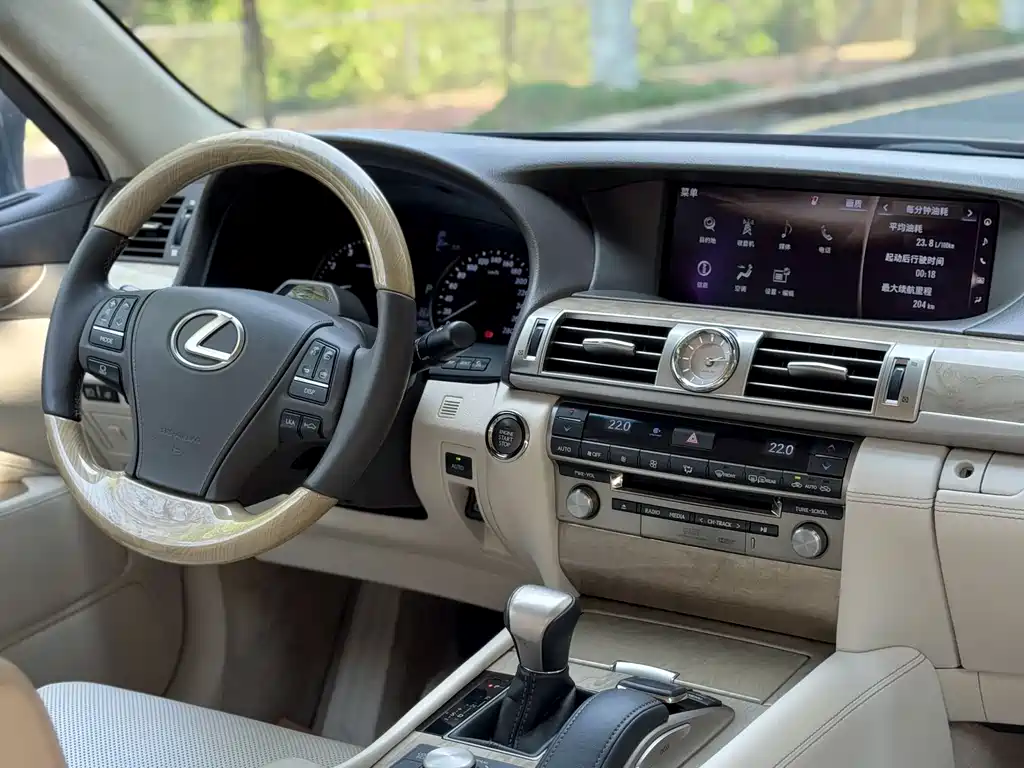 Lexus LS 2016 — фото 16