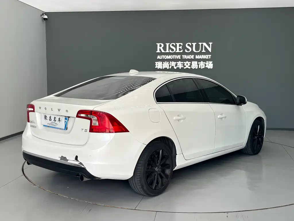 Volvo S60 2019 — фото 16