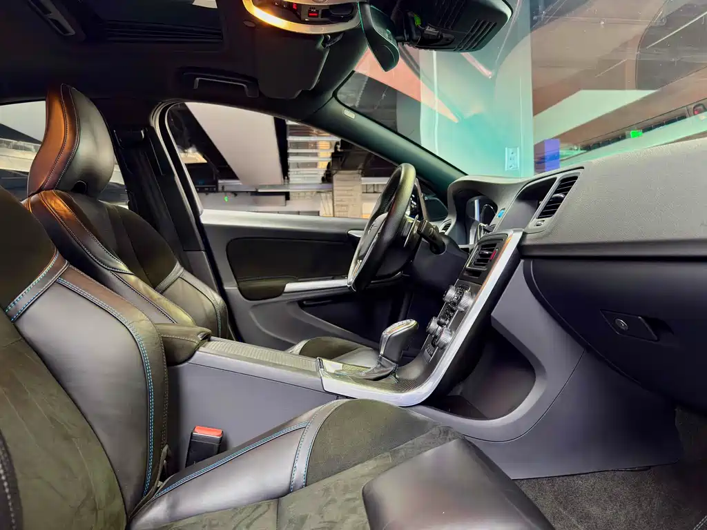 Volvo S60 2017 — фото 12