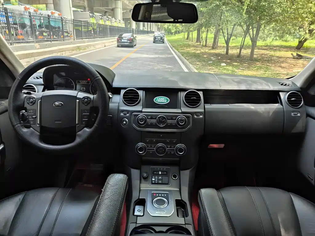 Land Rover Discovery 2014 — фото 12