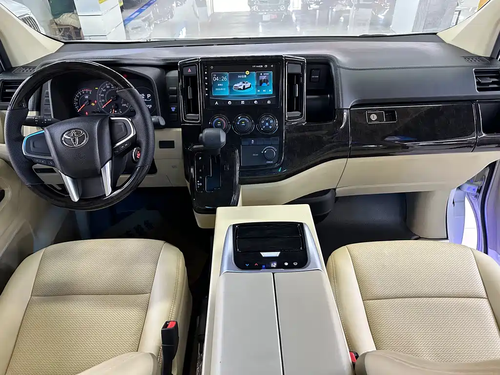 Toyota Hiace 2022 — фото 4