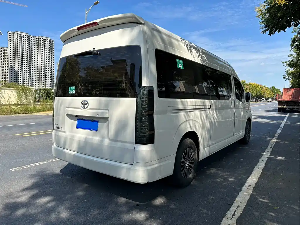 Toyota Hiace 2022 — фото 8