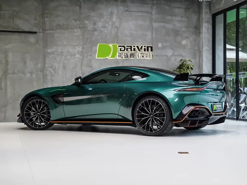 Aston Martin V8 Vantage 2022 — фото 2