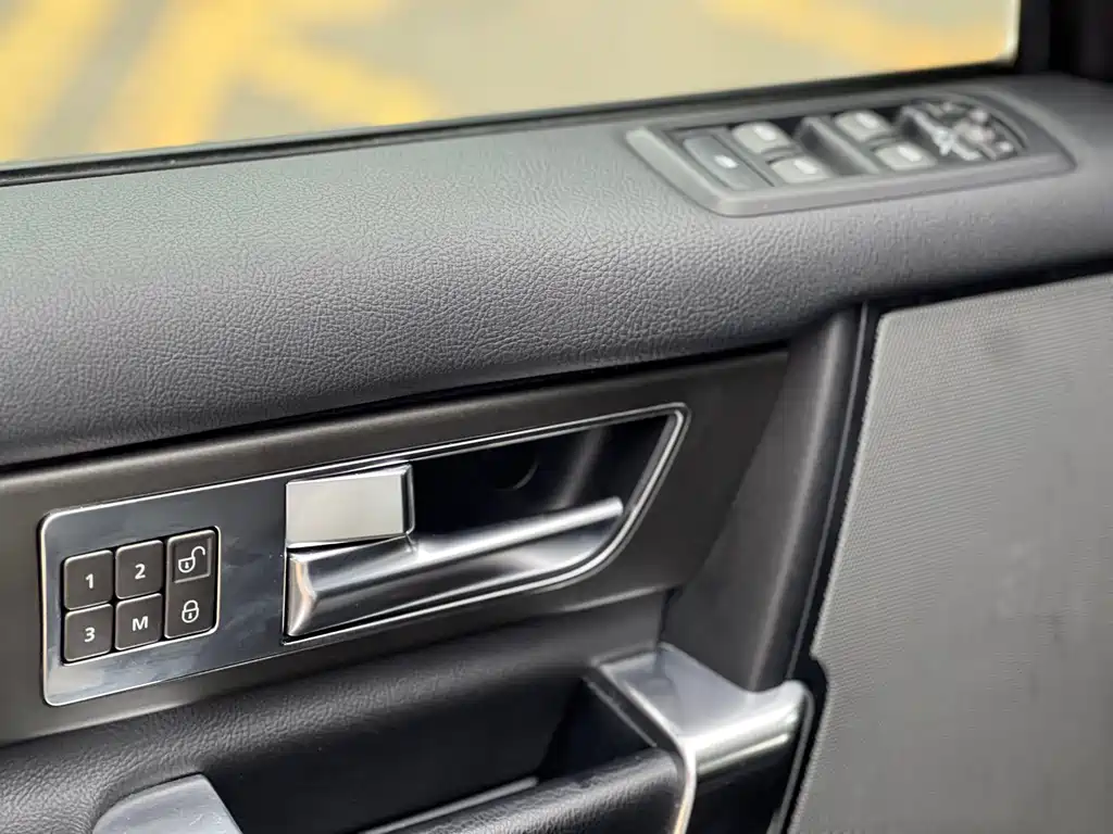 Land Rover Discovery 2015 — фото 12