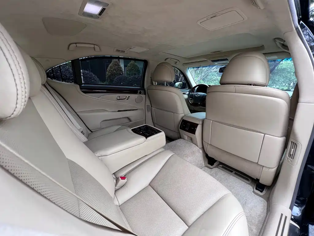 Lexus LS 2015 — фото 26