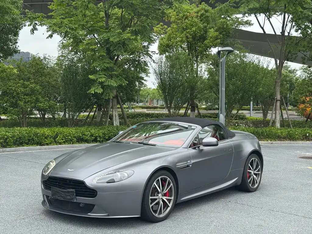 Aston Martin V8 Vantage 2016 — фото 1